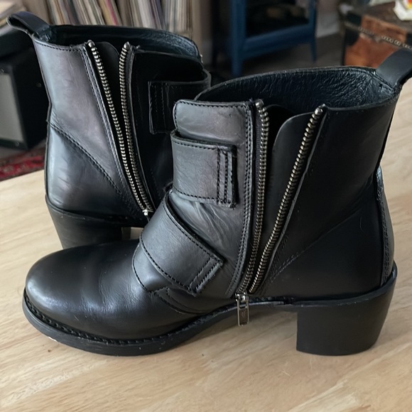 SOLD.  Frye Sabrina Double Buckle !! - Picture 5 of 10